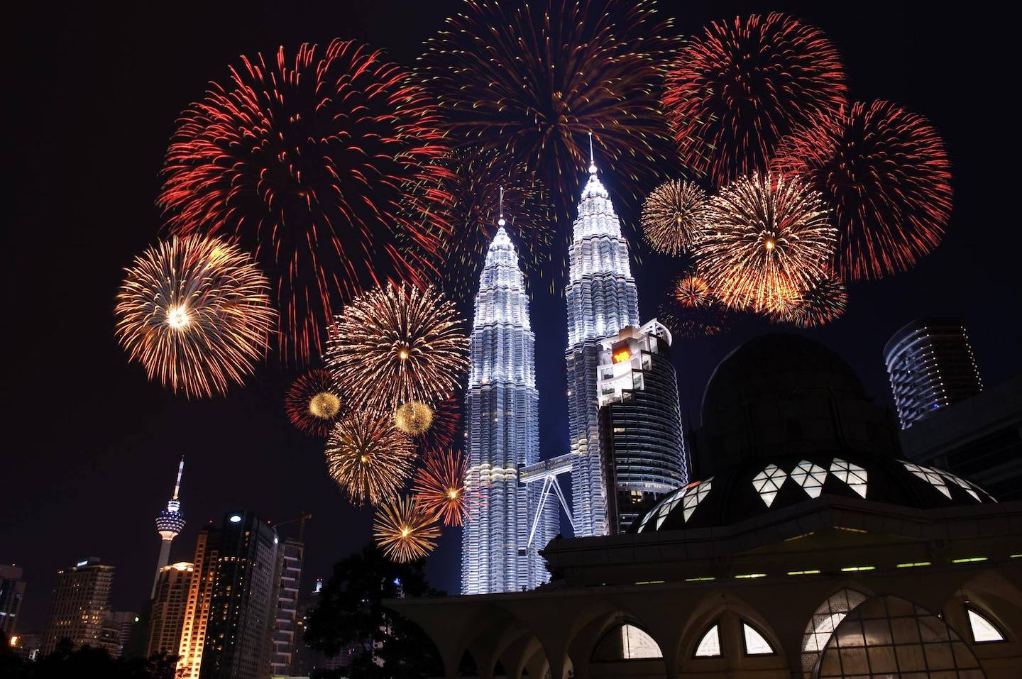 Malaysia's NYE Countdown: Tune In for Live Streaming of Kuala Lumpur's New Year's Eve Fireworks at Petronas Twin Towers